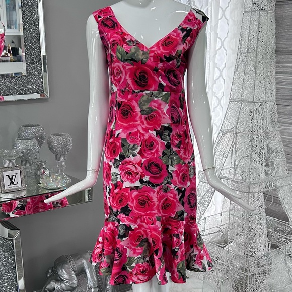 Dresses & Skirts - 🌹Floral Pink Sleeveless Dress